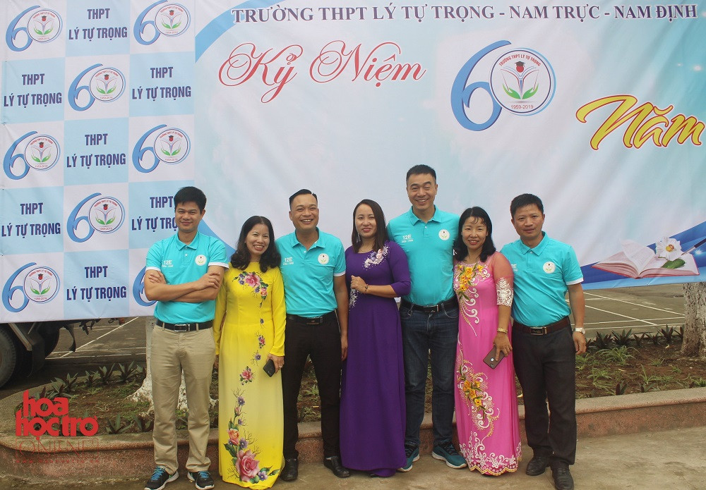 Các anh chị cựu học sinh hội ngộ trong ngày vui lớn của thầy và trò THPT Lý Tự Trọng. Ảnh: Linh Phương