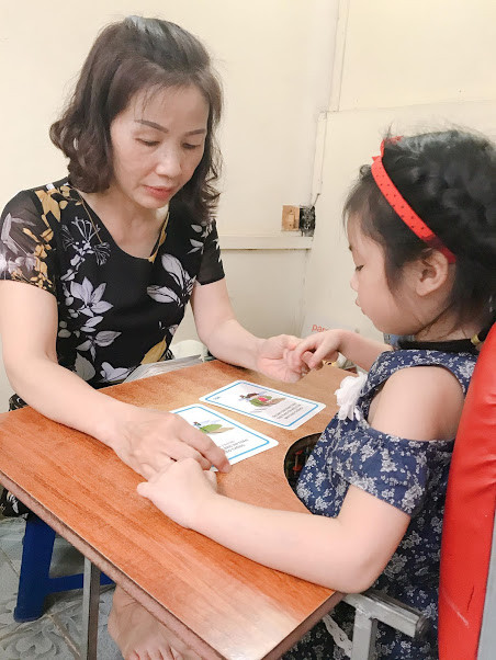 Cô giáo dạy phải cầm tay giúp bé học những hành vi đúng, hành vi sai. Sau khi được học nói, học nhận biết trẻ được các cô dạy những bài học nâng cao hơn. Trẻ được học theo một lộ trình từ thấp đến cao, từ cách khoanh tay xin đồ chơi đến cách nhận biết và sau đó được dạy cách giao tiếp và ứng xử hành vi