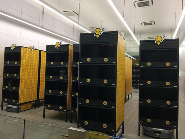 Nhận hàng ở quầy RoboCollect.