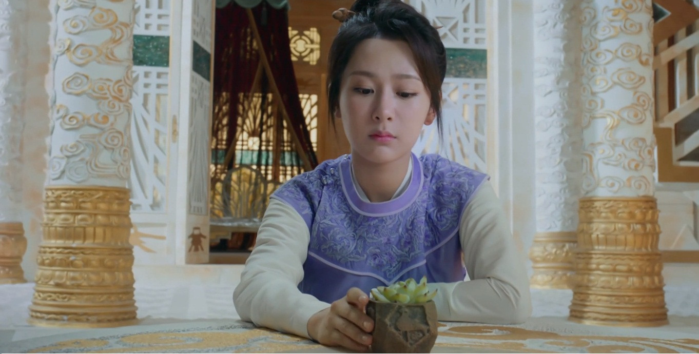 Không những vậy, giấu cả thân phận và hình dáng thực sự của Cẩm Mịch, chỉ cho Cẩm Mịch sống trong Thủy kính mà không được tiếp xúc với thế giới bên ngoài.