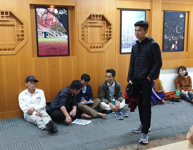 Một số người tranh thủ ngủ vì phải chờ xin visa quá lâu. Ảnh: Hoài Thương.