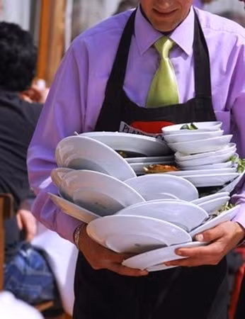 Nhiều người phục vụ phải dọn dẹp vất vả sau khi thực khách rời đi, nên họ rất ấn tượng với những thực khách có ý thức.