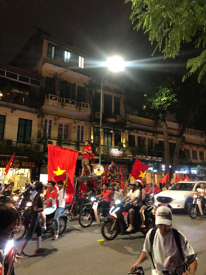 Dù là phương tiện gì thì lúc này cũng đều được "trưng dụng" để hòa vào dòng người đi ăn mừng chiến thắng (Ảnh: Phan Trà My).