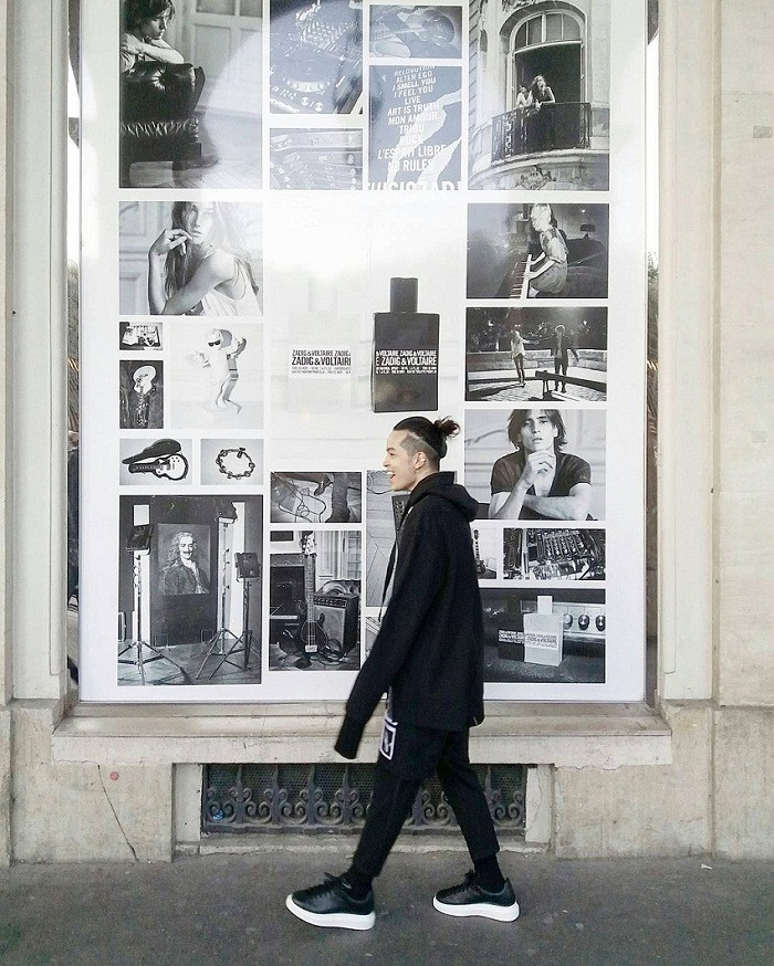 Các bạn nam sẽ trông ngầu thật ngầu trong những chiếc hoodie rộng thùng thình.