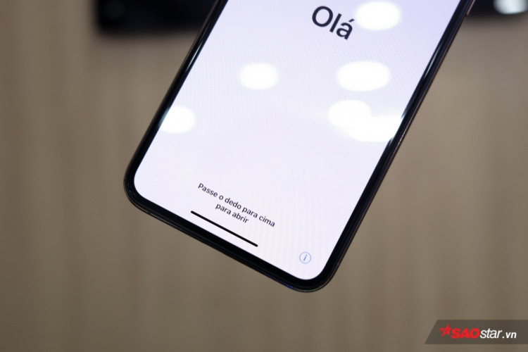 Nhờ thiết kế mới, iPhone Xs Max tuy có màn hình 6,5 inch nhưng kích thước thân máy chỉ tương đương iPhone 8 Plus với màn hình 5,5 inch. Nhờ thiết kế mới, iPhone Xs Max tuy có màn hình 6,5 inch nhưng kích thước thân máy chỉ tương đương iPhone 8 Plus với màn hình 5,5 inch.