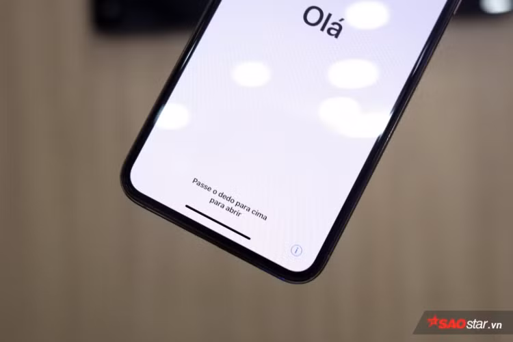 Nhờ thiết kế mới, iPhone Xs Max tuy có màn hình 6,5 inch nhưng kích thước thân máy chỉ tương đương iPhone 8 Plus với màn hình 5,5 inch.