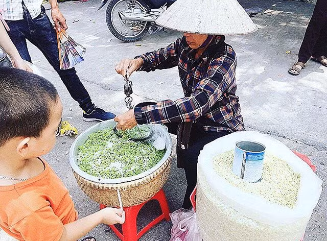 Gánh cốm Làng Vòng (Cre: @trangdo.forever20)