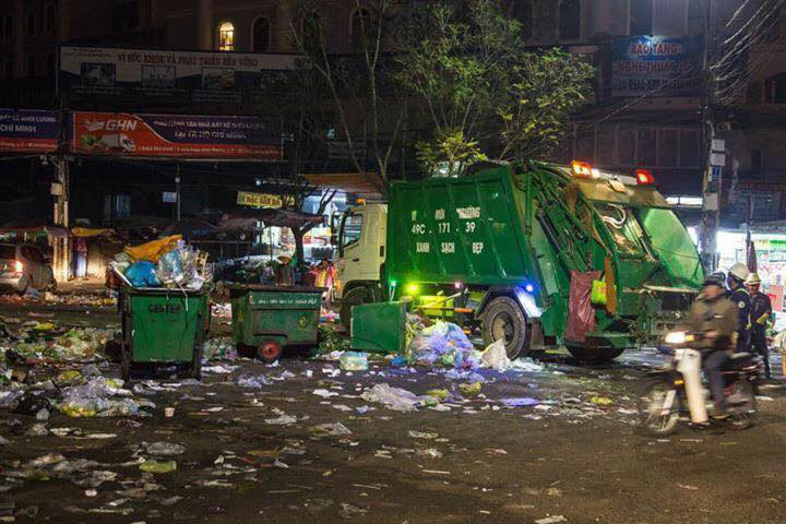 Những người lao công "oằn mình" xử lý đống rác thải khổng lồ. Những người lao công "oằn mình" xử lý đống rác thải khổng lồ.