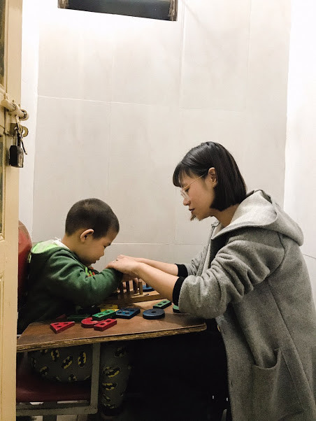 Qua các trò chơi, cô giáo dạy cho bé dạy cách nhận biết hình dạng của những đồ vật xung quanh, các bé thường không kiểm soát được hành vi của bản thân nhay ném và vứt đồ chơi, nên cô giáo phải vừa cầm tay bé vừa dạy cho bé chơi và học