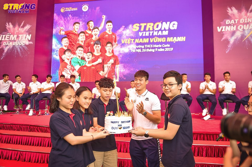 Chỉ vài phút sau, chiếc bánh đã trở thành nguyên nhân khiến Duy Mạnh phải dở khóc dở cười.