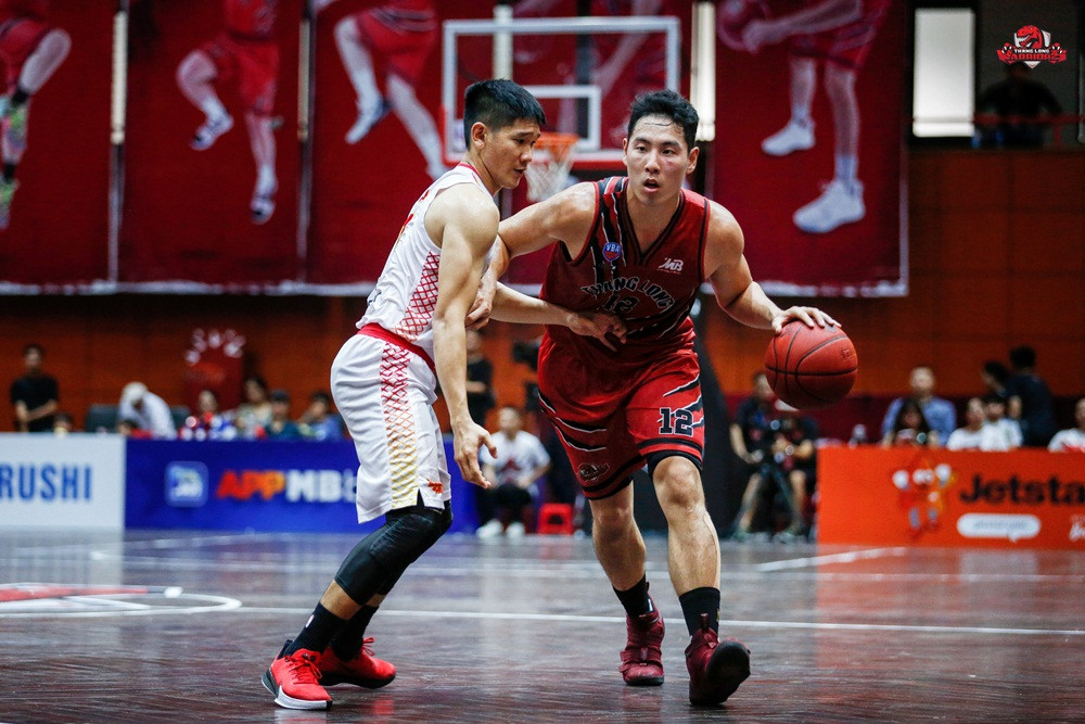 Trong 2 hiệp đầu, các cầu thủ áo đỏ đã thi đấu khá tốt để dẫn trước đối thủ ccahs biệt 7 điểm.