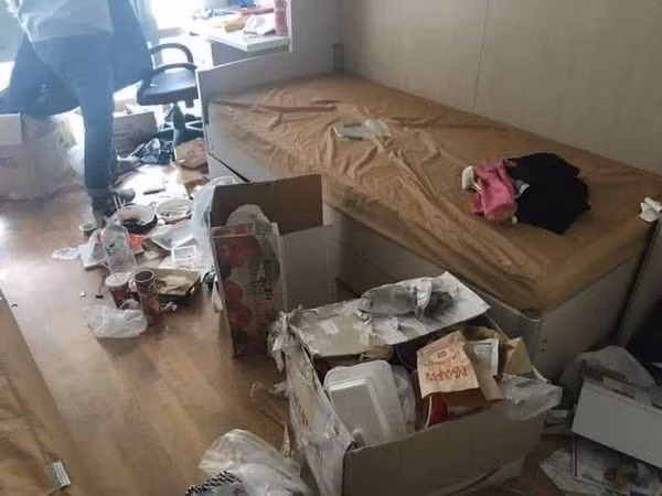 Không thể chấp nhận được chỗ ăn ngủ, sinh hoạt lại bừa bộn như thế này.