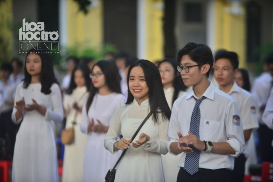 Những "bóng hồng" rạng rỡ trong buổi Lễ khai giảng chào đón năm học mới.