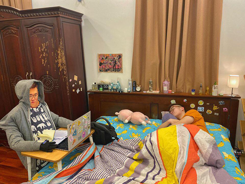 Nhìn qua cũng thấy giật mình vì sự tương đồng giữa người thật và hình nộm đấy...