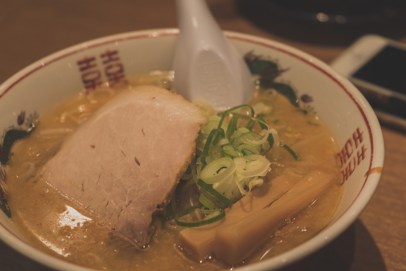 Đương nhiên là không thể bỏ qua món mì Ramen trứ danh với hương vị độc đáo của riêng vùng đất Hokkaido rồi!