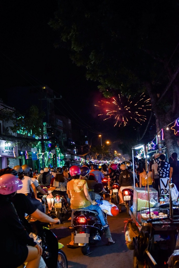 Năm nay khu vực này còn xuất hiện pháo hoa khiến nhiều người hiếu kì dừng lại xem.