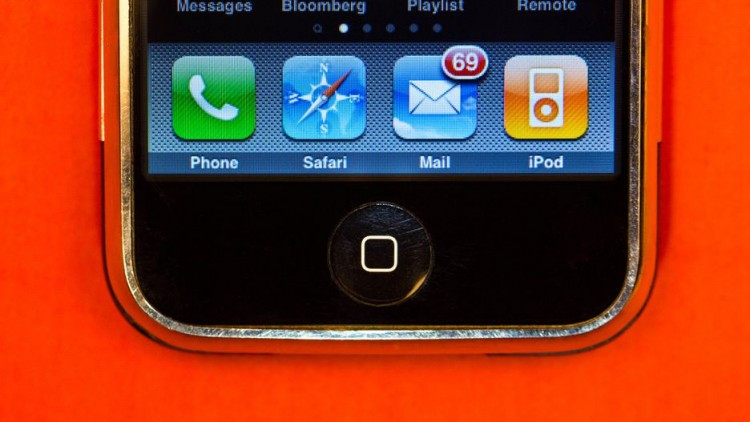 iPhone gây shock nhờ sự đơn giản. Ở mặt trước của máy chỉ có duy nhất một nút bấm vật lý, khác với hầu hết điện thoại ở thời điểm năm 2017.