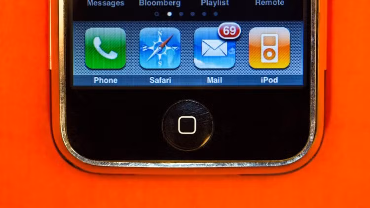 iPhone gây shock nhờ sự đơn giản. Ở mặt trước của máy chỉ có duy nhất một nút bấm vật lý, khác với hầu hết điện thoại ở thời điểm năm 2017.