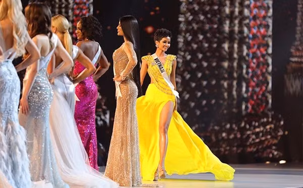 Bán kết Miss Universe 2018: H'Hen Niê nổi bật trong trang phục với gam vàng rực rỡ ảnh 3