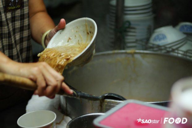 Mì cọng nhỏ được giới thiệu là một trong những món ăn nhất định phải thử khi đến Đài Loan. Mì được nấu với những cọng mì có kích thước chỉ nhỉnh hơn so với cây tăm. Đặc biệt, mỗi gian hàng tại đây sẽ chế biến món mì này với các loại nguyên liệu khác nhau như lòng già, cá, nấm…