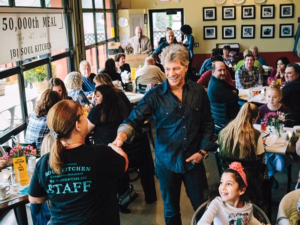 Bon Jovi đến chào hỏi nhân viên và thực khách ở Bếp ăn Tâm hồn.