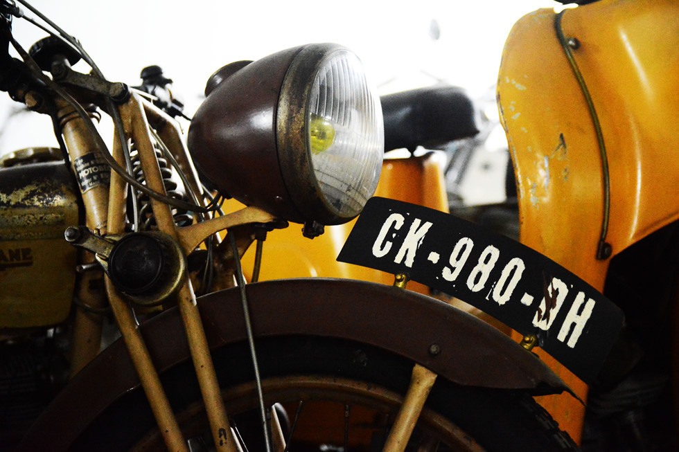 Những biển số nhuốm màu thời gian. Ảnh: HOÀI NHÂN.