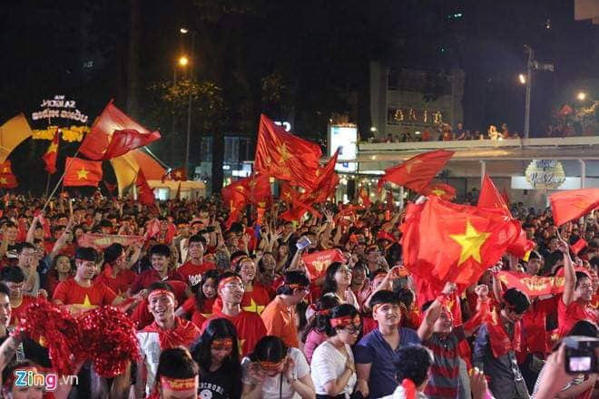 Niềm vui vô bờ bến của các CĐV Việt Nam. Ảnh: Zing.vn