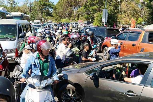 Các điểm tham quan nổi tiếng ở Đà Lạt, khu ăn uống, mua sắm, nhiều hàng quán cũng trở nên đông đúc quá tải. Các điểm tham quan nổi tiếng ở Đà Lạt, khu ăn uống, mua sắm, nhiều hàng quán cũng trở nên đông đúc quá tải.