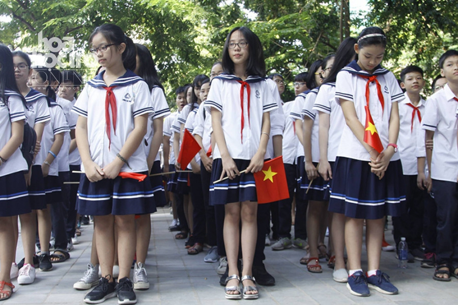 Các học sinh dành phút tưởng niệm người thầy đáng kính.