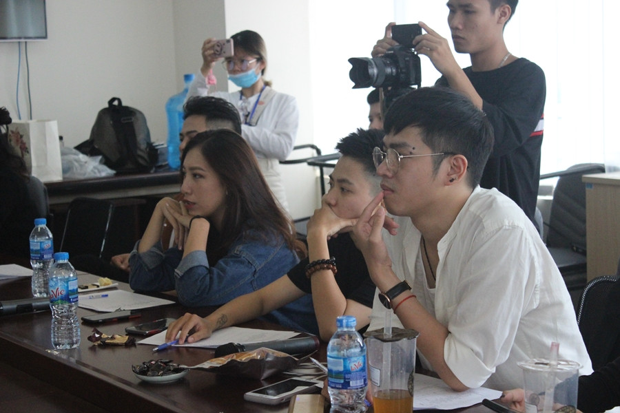 Ban Giám Khảo tập trung theo dõi màn trình diễn của các thí sinh.