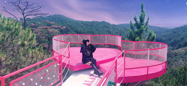 Thiết kế của cầu trái tim vừa mang ý nghĩa phá bỏ lời nguyền chia tay, vừa giúp giới trẻ có những bức hình "sống ảo" lung linh nhất. (Ảnh: Hoàng Vi Xuân)