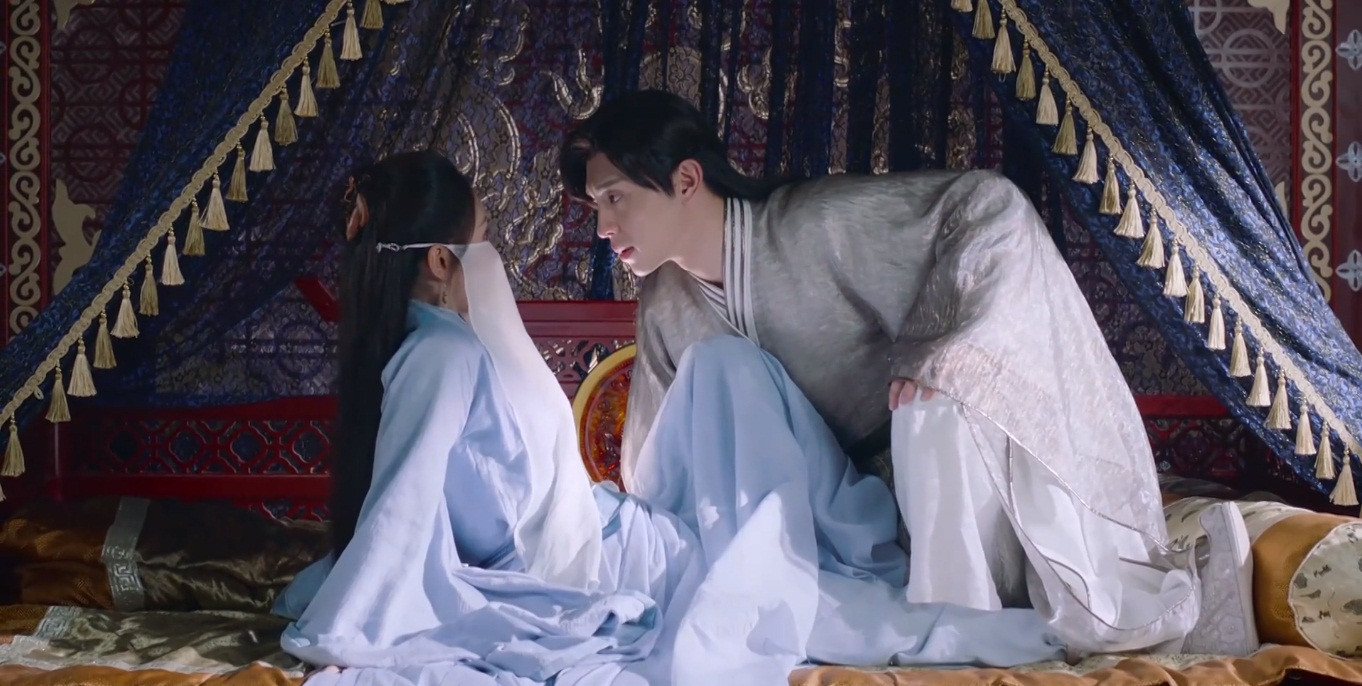 Húc Phượng tình nguyện nhảy xuống theo, lịch kiếp chung, không quên cột nhân duyên của cả hai lại với nhau.