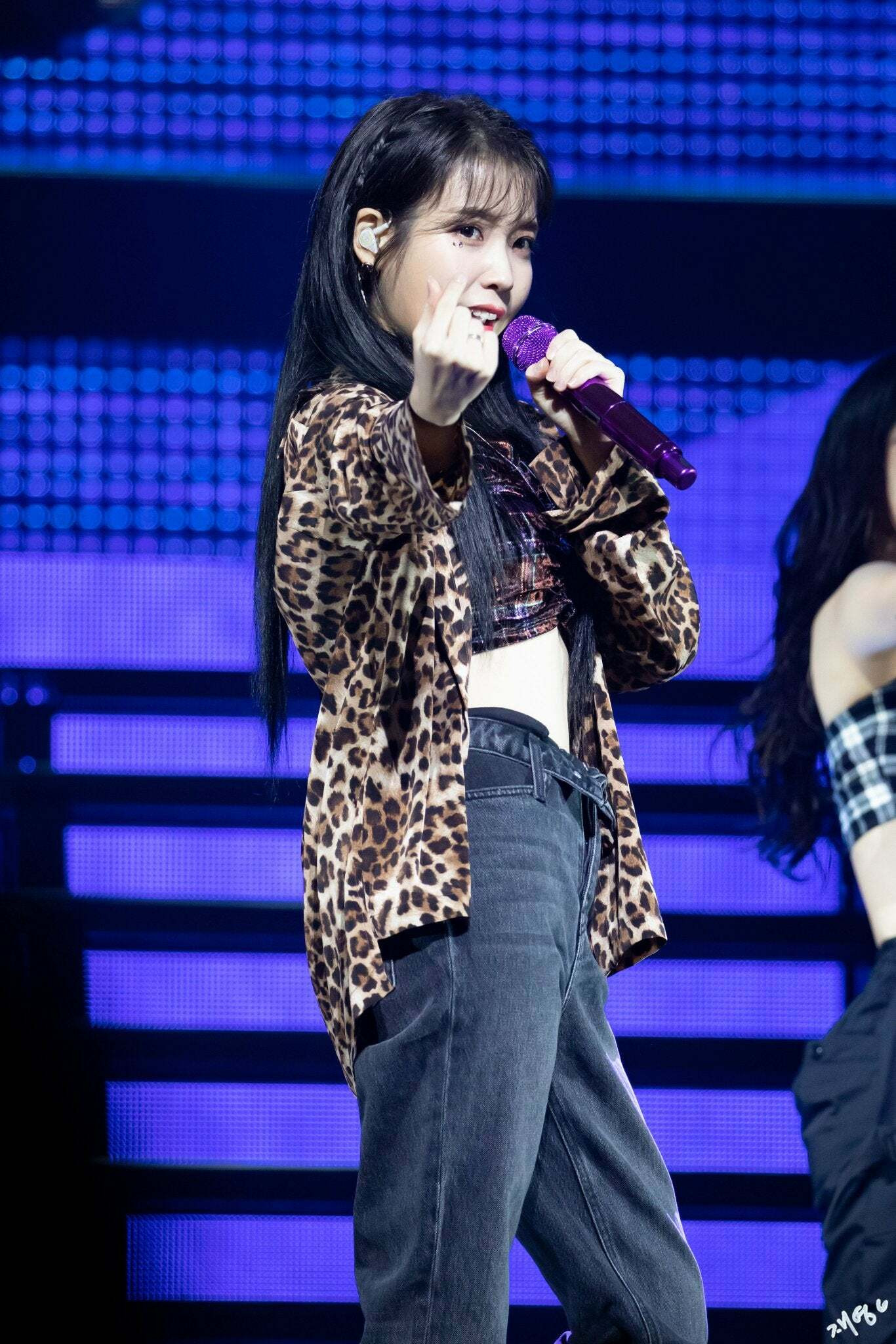 IU diện croptop cùng áo khoác họa tiết da báo hợp trend. Set đồ giúp cô khoe vòng eo thon nhưng vẫn 