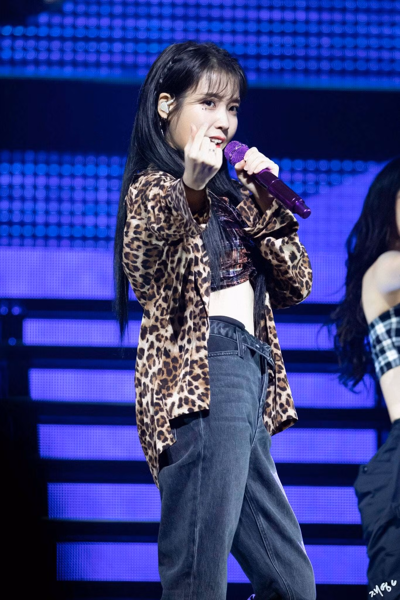 IU diện croptop cùng áo khoác họa tiết da báo hợp trend. Set đồ giúp cô khoe vòng eo thon nhưng vẫn 