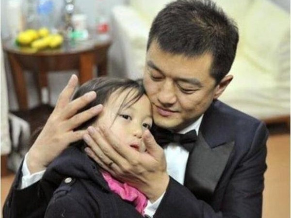 Lý Á Bằng trong cảnh gà trống nuôi con.