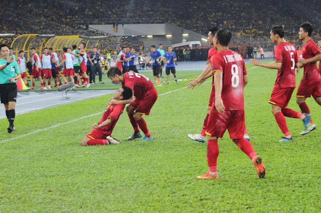 Đức Huy (trái) và các cầu thủ Việt Nam ăn mừng bàn thắng thứ hai