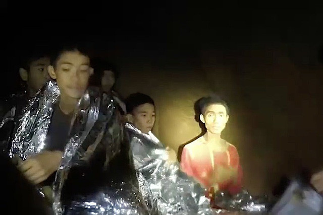 Adul Sam-on (phải) và các bạn bị mắc kẹt trong hang Tham Luang. (Ảnh: Thai Navy Seal).