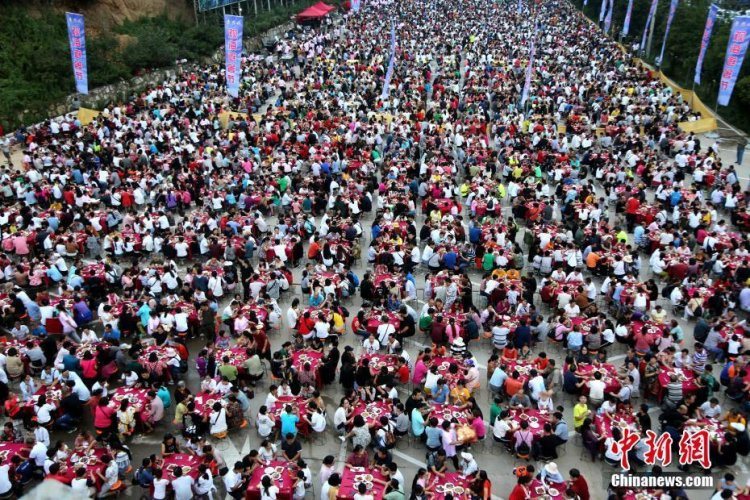 Ngày 25/8, tại một khu danh lam thắng cảnh ở tỉnh Hà Nam (Trung Quốc) diễn ra một đại hội ăn uống dành cho các du khách tới tham quan. Chỉ với 10 nhân dân tệ (35.000 VND), du khách có thể ăn uống thoải mái tại đây.
