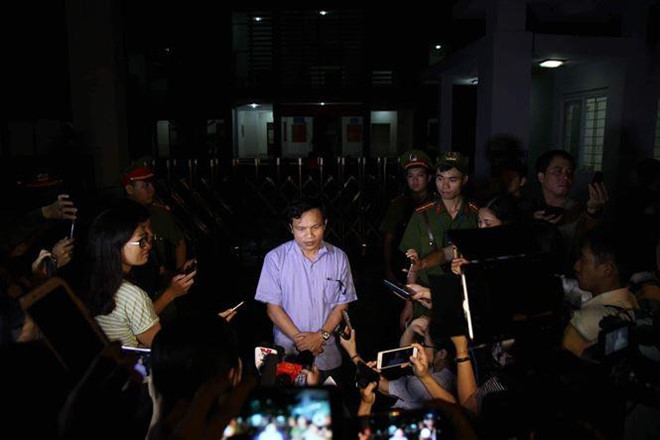 Cuộc gặp gỡ báo chí lúc nửa đêm của ông Mai Văn Trinh, Cục trưởng Cục Quản lý chất lượng giáo dục, Bộ GD&amp;ĐT tại Sơn La những ngày trung tuần tháng 7/2018. Ảnh: Nghiêm Huê/Tiền Phong.