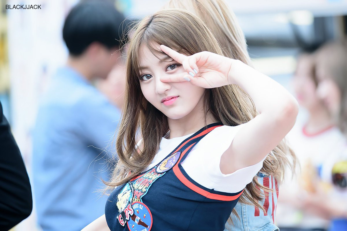 Đi tìm sức mạnh ngầm giúp Jihyo trở thành cô trưởng nhóm ấn tượng của TWICE ảnh 2