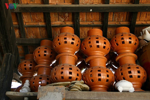 Đèn gốm mỹ nghệ được bán nhiều ở thị trường trong nam như TP.HCM, Bình Dương…
