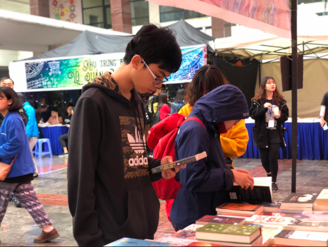 Khu bán sách và đổi sách thu hút đông đảo người tham gia.