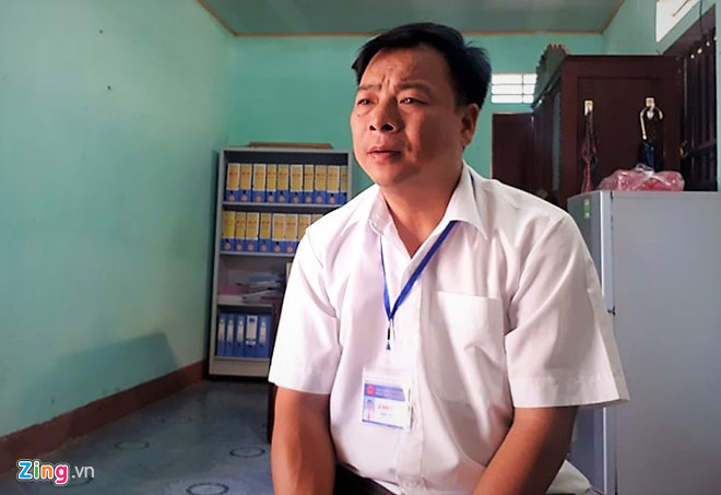 Thầy Lê Ánh Dương, Hiệu trưởng trường Tiểu học Hương Trà bất ngờ, buồn bã khi giáo viên trong trường liên quan "tiệc ma túy". (Ảnh: Phạm Trường)