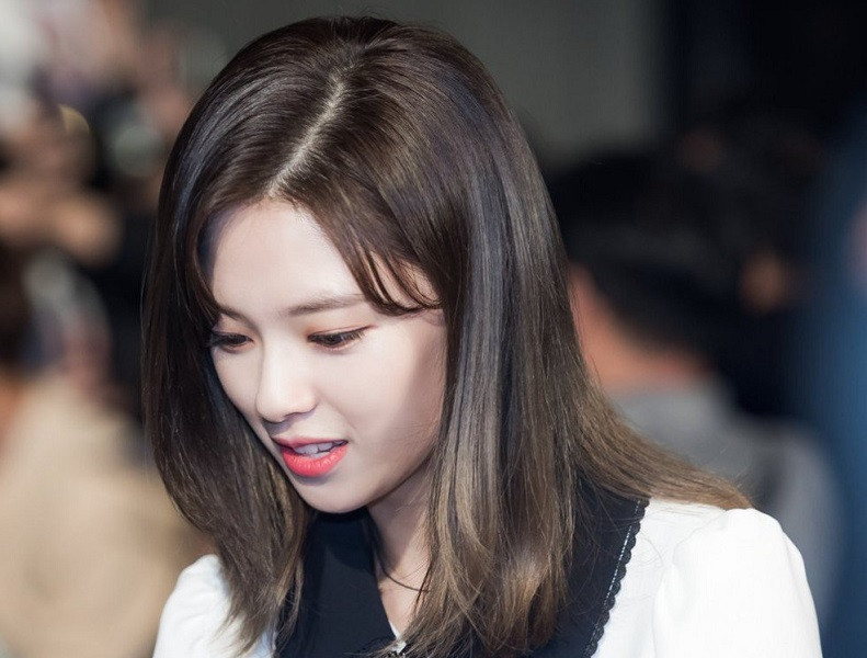 Không chỉ nuôi tóc dài chấm vai, Jeongyeon còn quay về màu tóc sẫm. Sau phút ngạc nhiên, ai cũng công nhận hóa ra tóc đen dài mới đúng là chân ái của Jeongyeon. Nhìn cô nàng đằm thắm, dịu dàng và vô cùng thu hút. Jeongyeon tóc ngắn thì cá tính, nhưng phiên bản tóc dài thì nữ tính ngọt ngào.