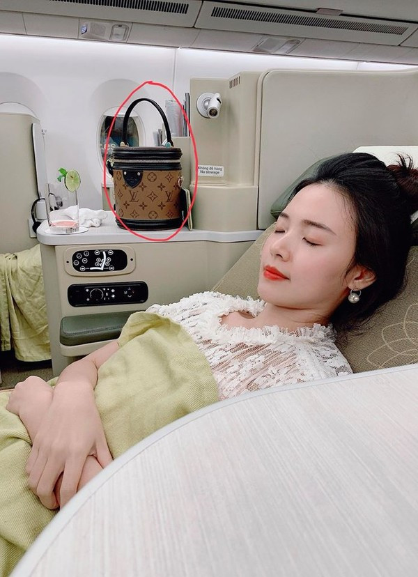 Chiếc túi "cà mền" mà Midu bị mất.