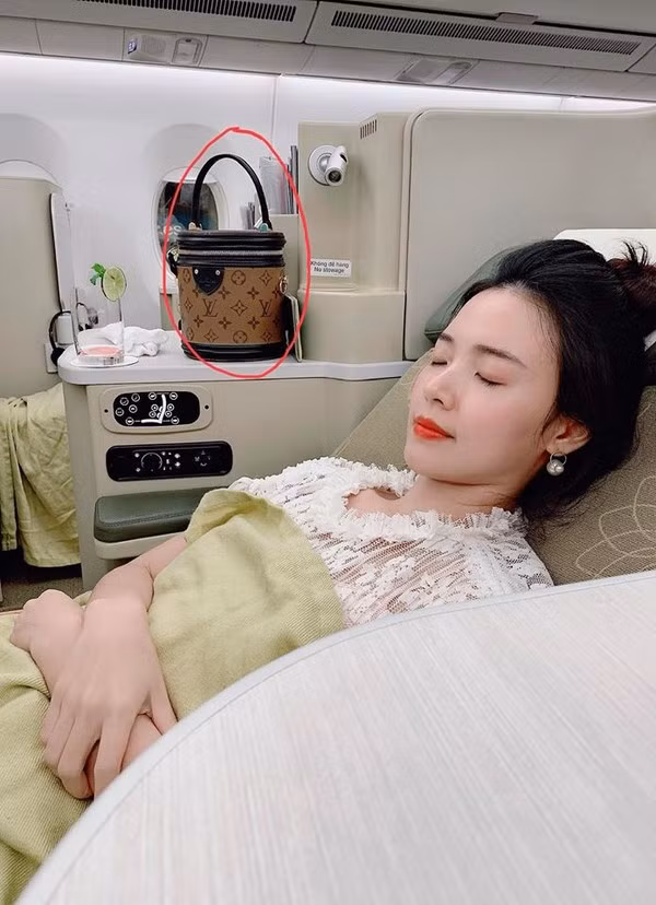 Chiếc túi "cà mền" mà Midu bị mất.