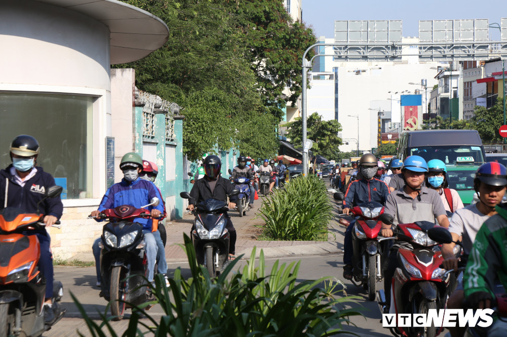 Rất nhiều người lo lắng và sợ rằng sẽ bị lỡ chuyến bay do tình trạng tắc đường kéo dài. (Nguồn ảnh: VTC News)