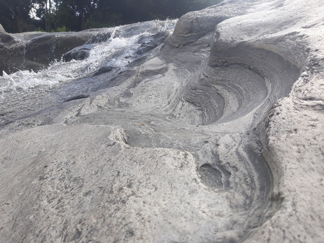 Sau hàng trăm năm tự tình cùng đá núi, dòng nước mài mòn bề mặt những tảng đá khổng lồ tạo nên hình thù, vân đá lạ mắt.