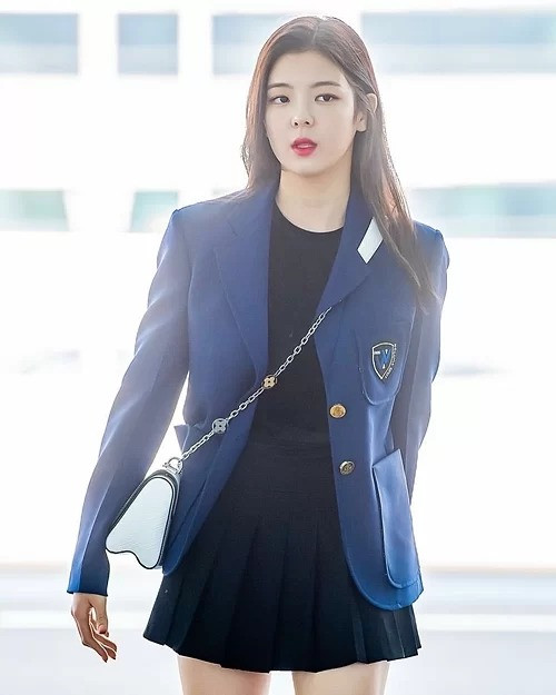 Lia (ITZY) trông như nữ sinh khi mặc blazer cùng chân váy tennis skirt. Chiếc túi đeo chéo hoàn thiện phong cách năng động, xinh yêu cho cô nàng.