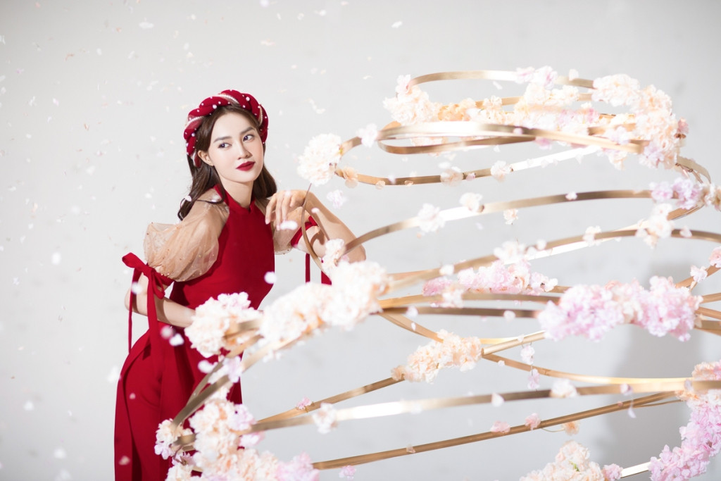 Người đẹp chia sẻ bản thân đang trong bước chuyển để tạo nên một Ninh Dương Lan Ngọc quyến rũ để có thể đảm nhiệm những vai diễn lớn hơn nữa. Màu đỏ may mắn mang lại thuận lợi cả năm, Lan Ngọc hi vọng thời gian tới cô sẽ thành công với những vai diễn đột phá hơn nữa.